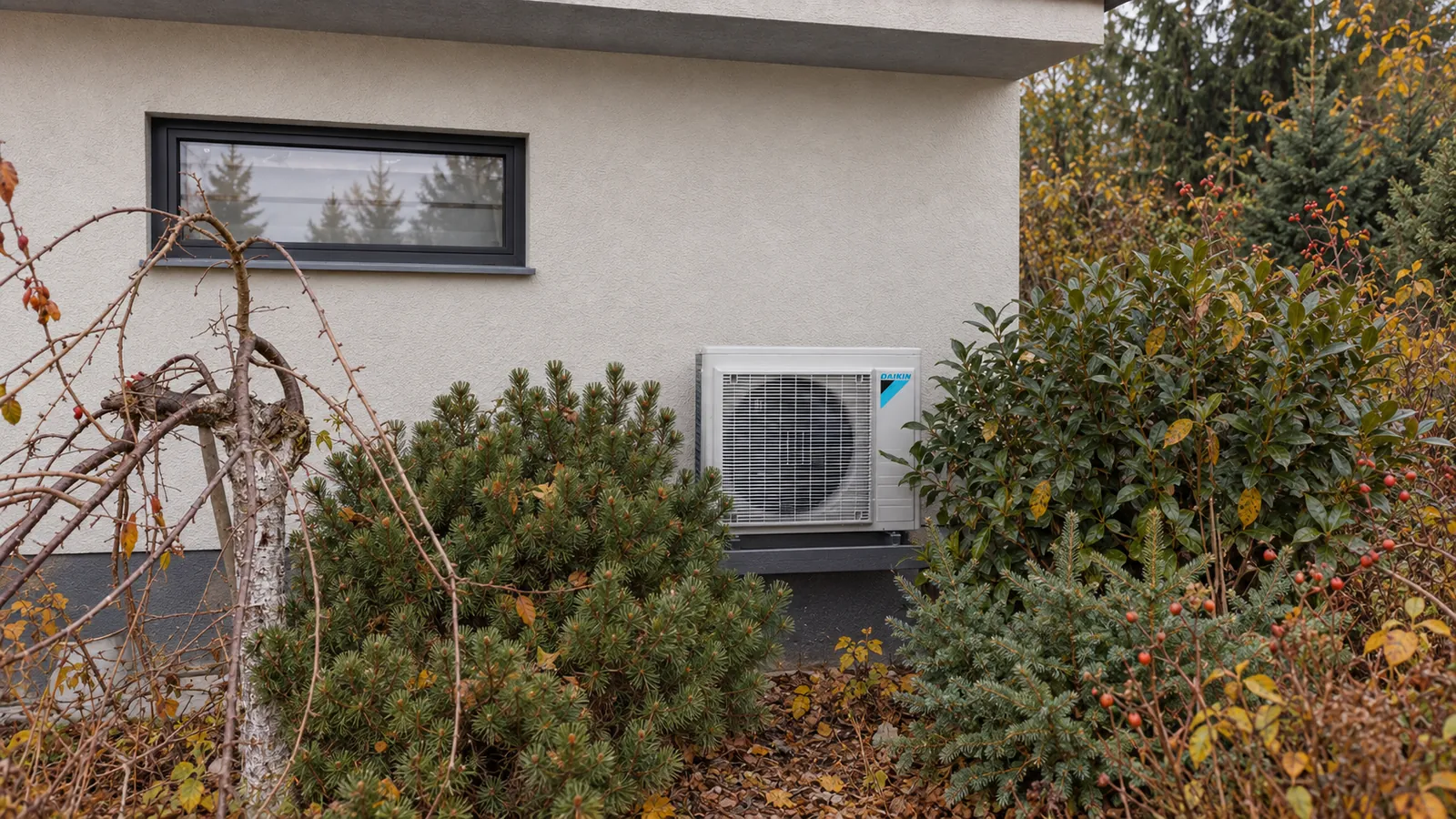 Vonkajšia jednotka Daikin pri dome